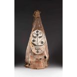 MASKE Papua-Neuguinea, 2. Hälfte 20. Jh. Holz, Raphia-Bast, polychrome Farbpigmente, Muscheln. H: