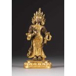 STEHENDER BODHISATTVA Mongolei, 18. Jh. Bronze, vergoldet. H. ca. 20 cm. Die Krone und das Gewand