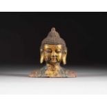 BUDDHA-KOPF Thailand, 20. Jh. Bronze, part. farbig erfasst. H. 17 cm. Best., altersgemäße