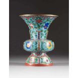 CLOISONNÉ-VASE IN GU-FORM China, frühe Qing-Dynastie Email-Cloisonné auf Bronze. H. 24,8 cm.