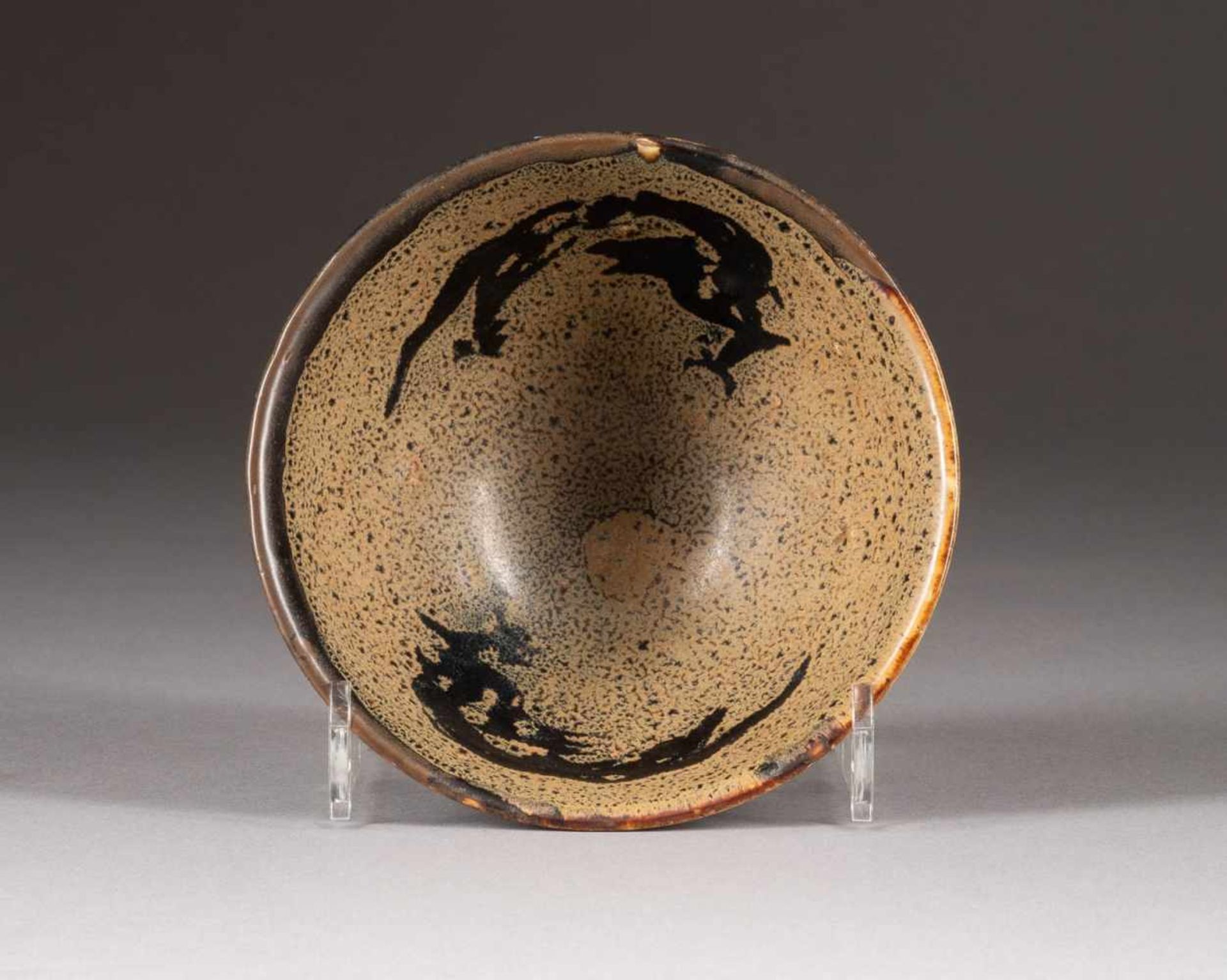 TEESCHALE MIT FABELWESEN Japan/Korea (?), 19. Jh. oder früher Keramik, schwarz-braune Glasur. H. 6,8 - Image 2 of 2