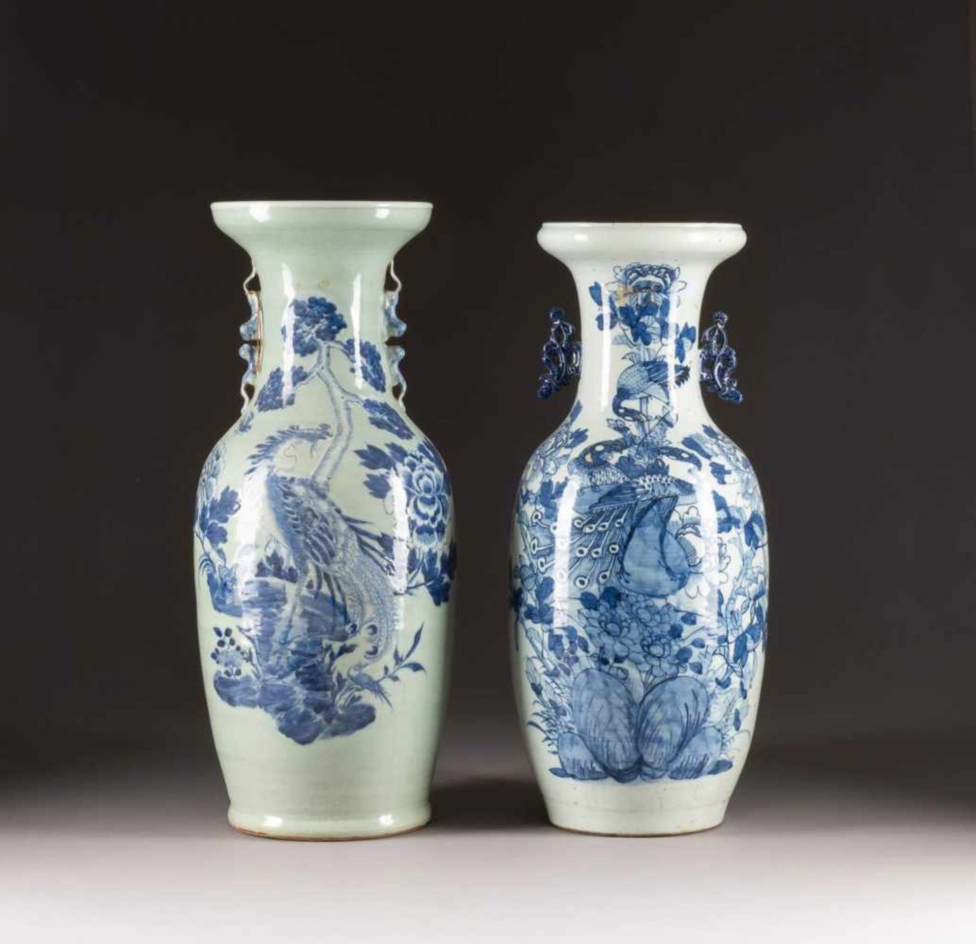 ZWEI BODENVASEN MIT GARTENSZENEN China, um 1900 Porzellan, unterglasurblaue Bemalung. H. 57,5 cm-