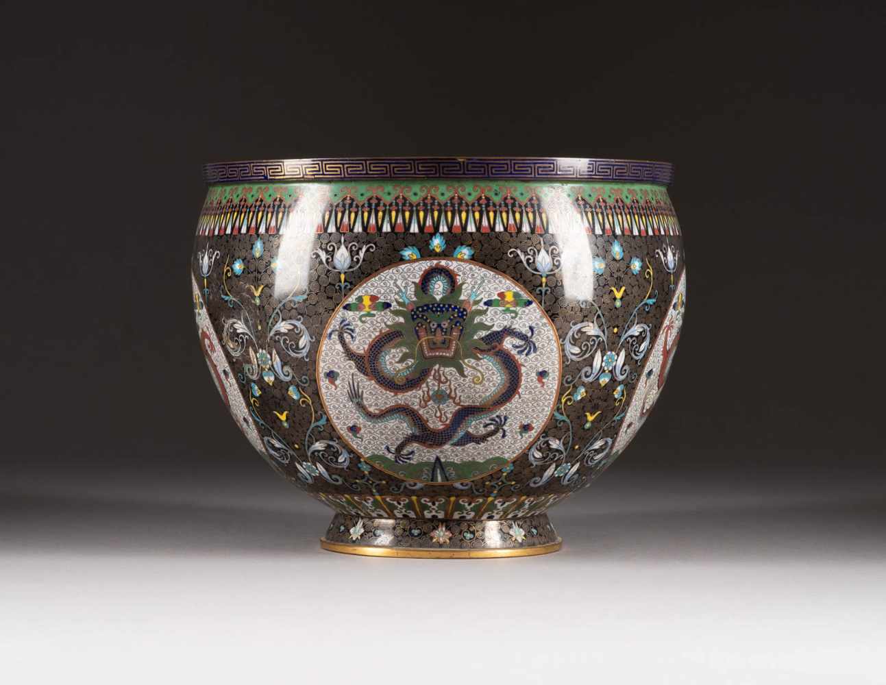 CLOISONNÉ-TOPF MIT DRACHENDEKOR China, um 1900 Email-Cloisonné. H. 25,5 cm. Vier runde Medaillons