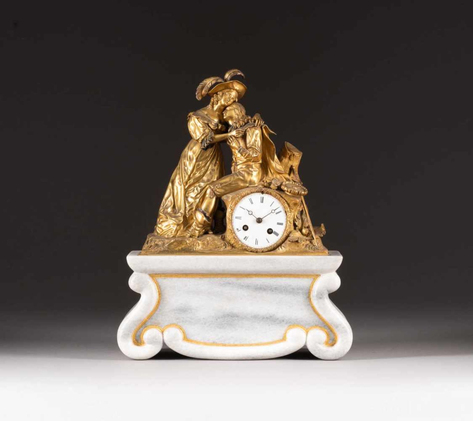 KAMINUHR 'LIEBESPAAR' Frankreich, Mitte 19. Jh. Bronze, vergoldet, grauer Marmor. Ges.- H. 44 cm.