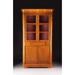 GROSSER BIEDERMEIER-VITRINENECKSCHRANK Deutsch, um 1820/ 1830 Kirsche, furniert. H. 227 cm, B. 120