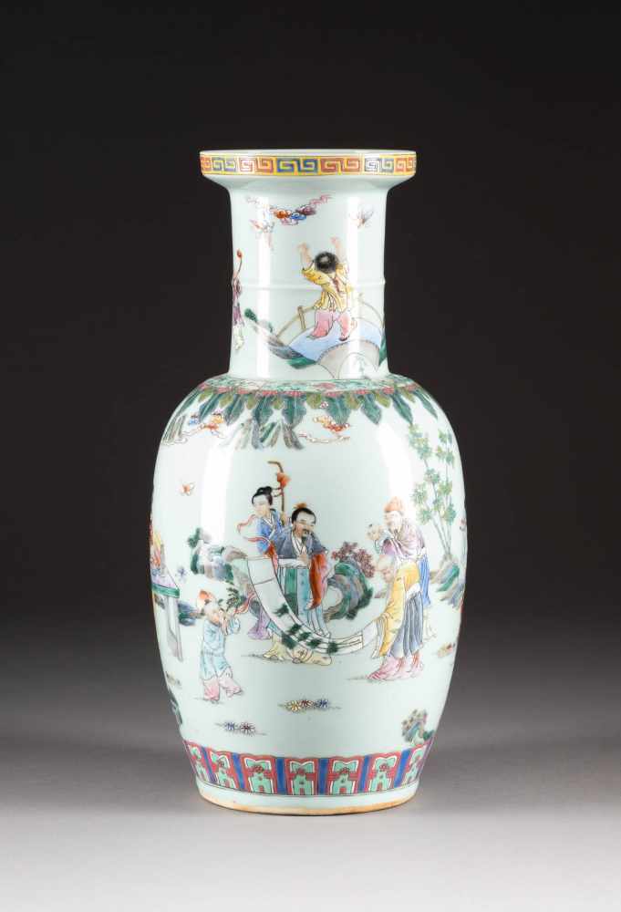 VASE MIT FIGÜRLICHER SZENERIE China, um 1900 oder später Porzellan, polychrome Aufglasurbemalung. H.