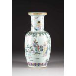 VASE MIT FIGÜRLICHER SZENERIE China, um 1900 oder später Porzellan, polychrome Aufglasurbemalung. H.