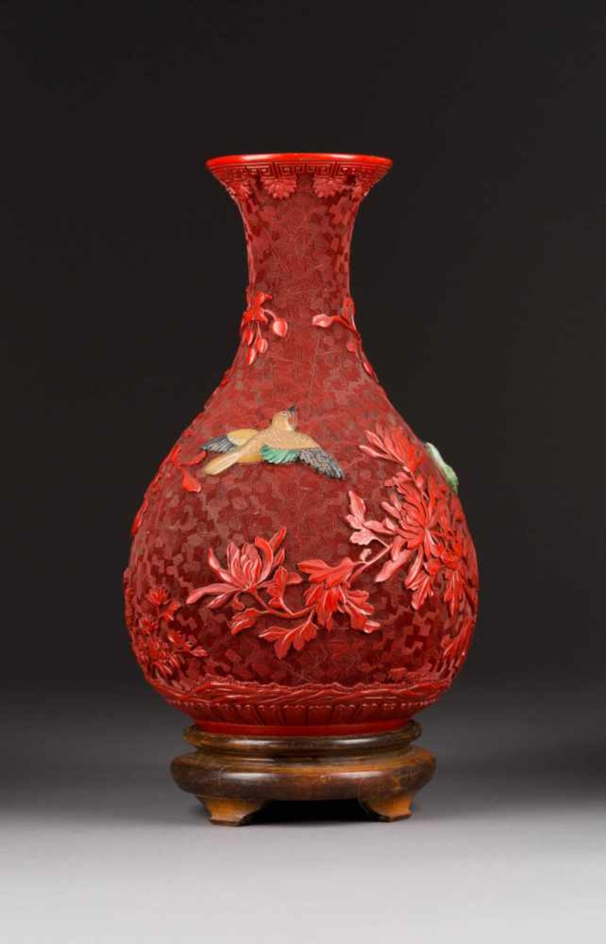 FEINE VASE MIT GARTENSZENE China, um 1900 Rotlack, diverse Steine (Jade, Lapislazuli, Malachit