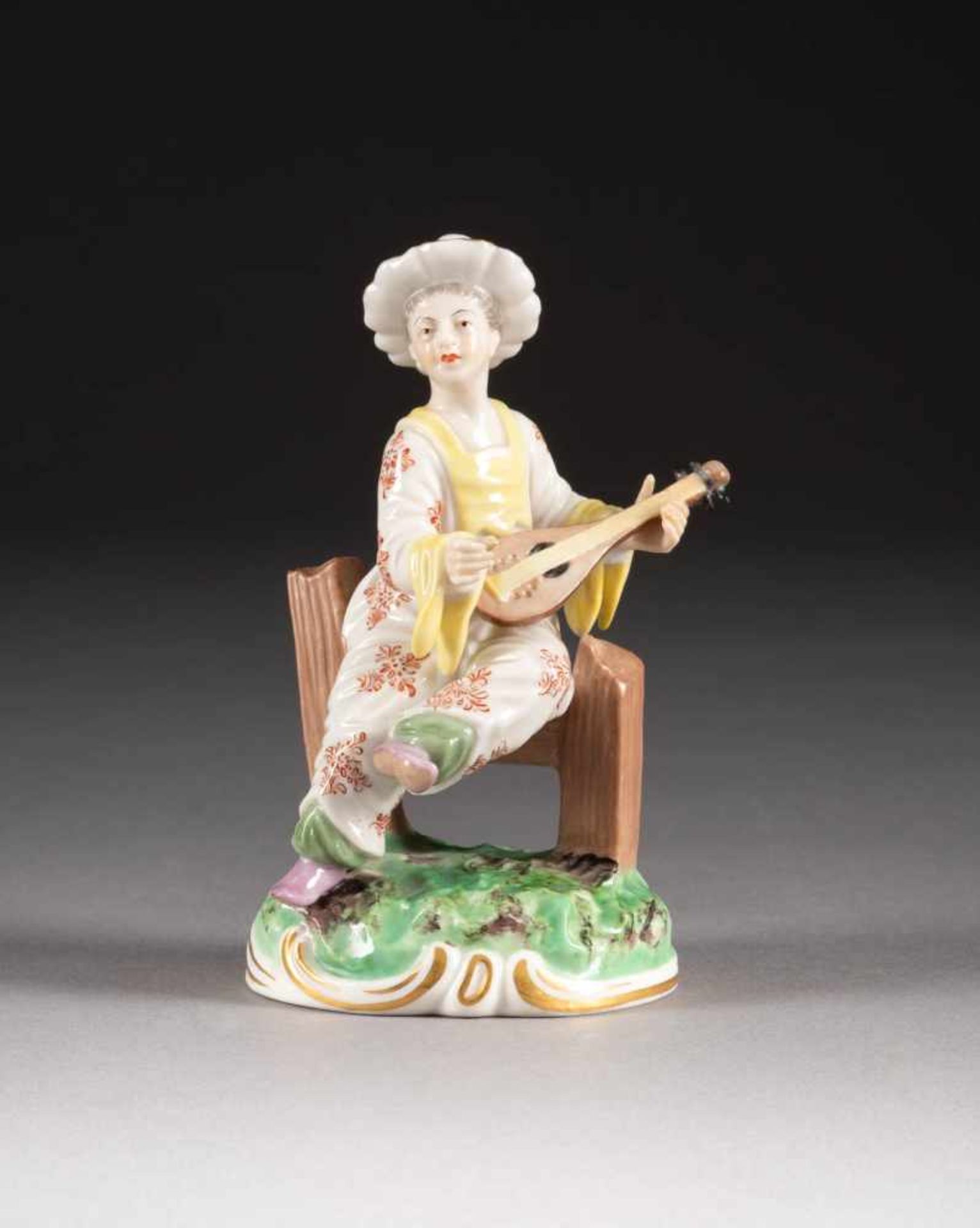 CHINESIN MIT LAUTE Deutsch, Nymphenburg, 1963 Porzellan, polychrome Malerei, Goldstaffage. H. 11 cm.