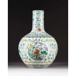 KUGELIGE DOUCAI-VASE China, 19. Jh. Porzellan, polychrome Aufglasurbemalung, unterglasurblaue