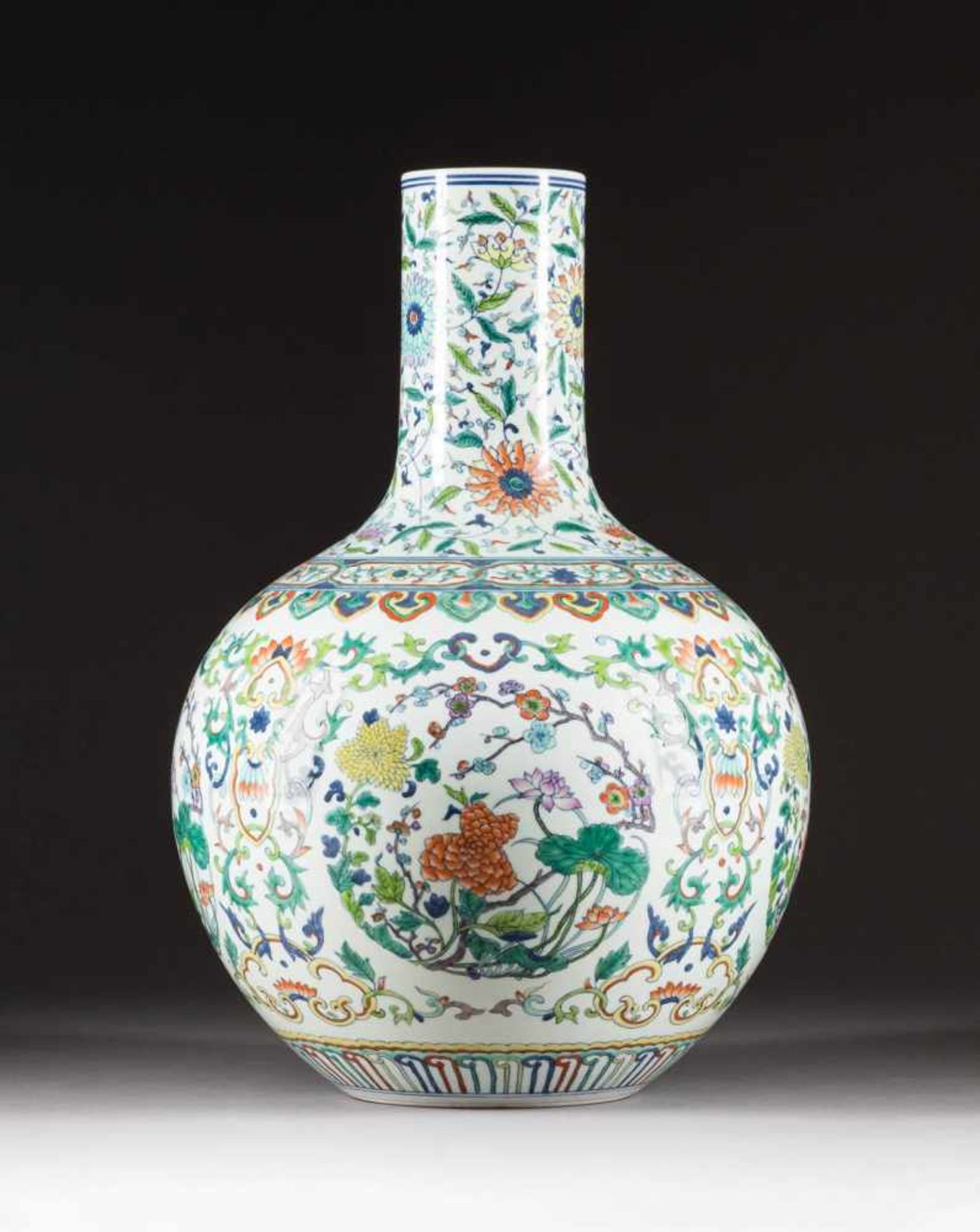 KUGELIGE DOUCAI-VASE China, 19. Jh. Porzellan, polychrome Aufglasurbemalung, unterglasurblaue