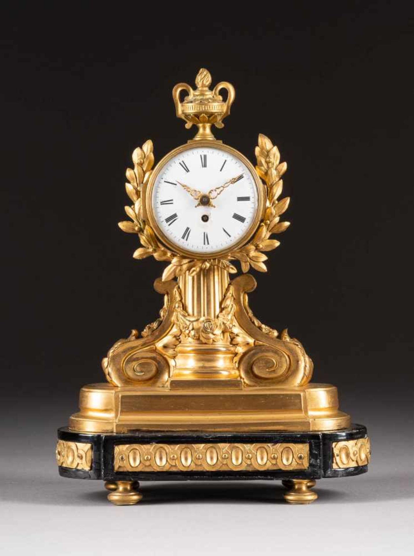 LOUIS XVI.- PENDULE Frankreich, um 1780 Bronze, vergoldet, ebonisierter Holzsockel. H. 29 cm. Auf