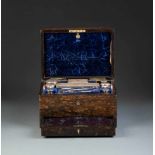 REISE-TOILETTENGARNITUR England, London, Frances Douglas, 1850 Silber, Glas, Perlmut, Metall,