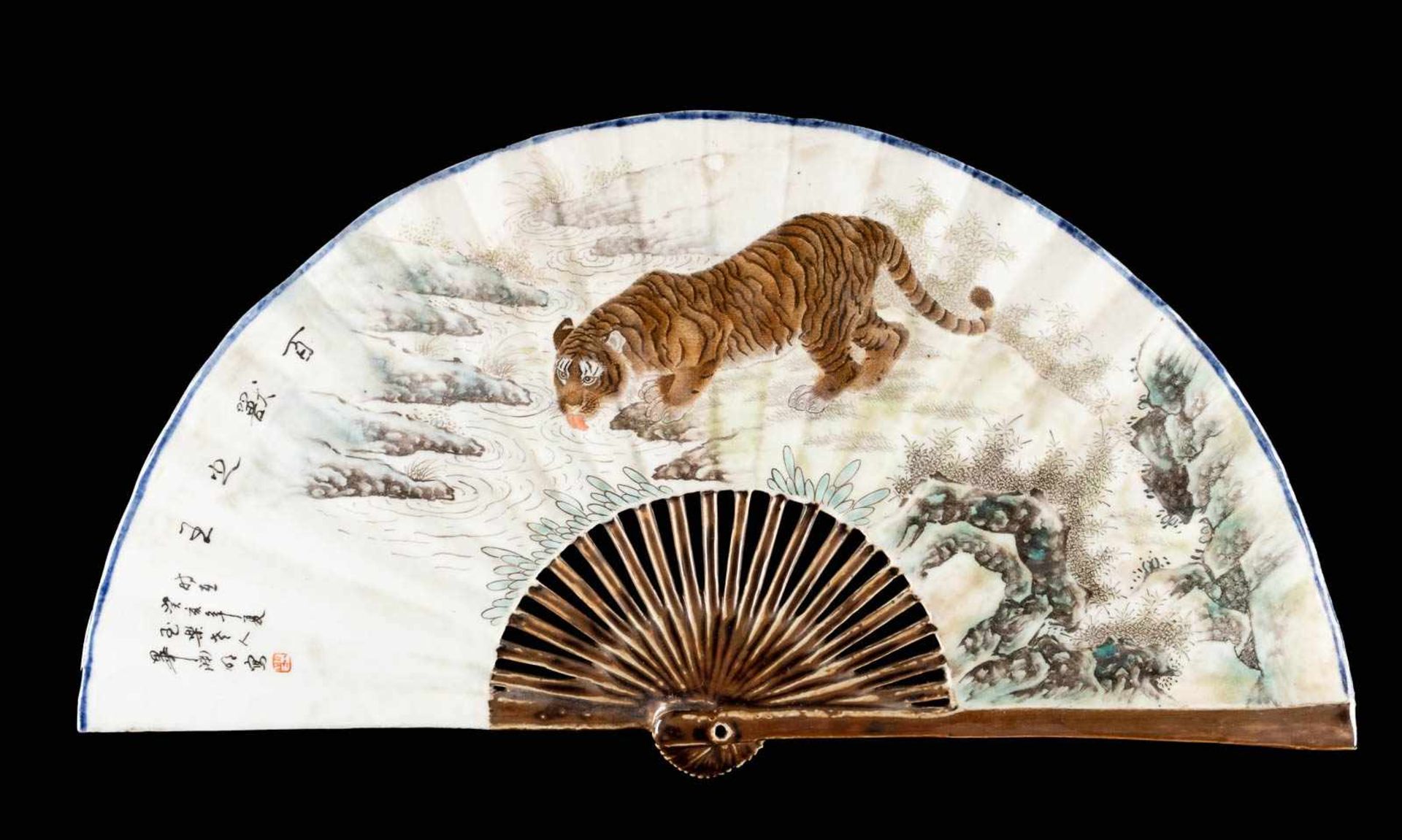 PORZELLAN-FÄCHER MIT TIGERFIGUR China, 20. Jh. Porzellan, polychrome Aufglasurbemalung,