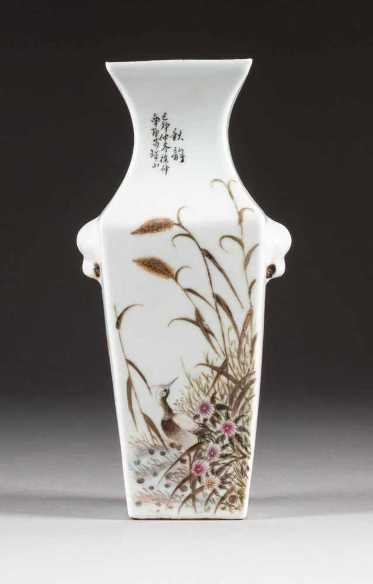 KLEINE ECKIGE VASE MIT VOGELDEKOR China, 20. Jh. Porzellan, polychrome Aufglasurbemalung. H. 25,9 - Image 2 of 3