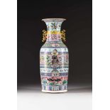 BODENVASE MIT FLORAL- UND VOGELDEKOR China, 19. Jh. Porzellan, polychrome Aufglasurbemalung. H. 61,5