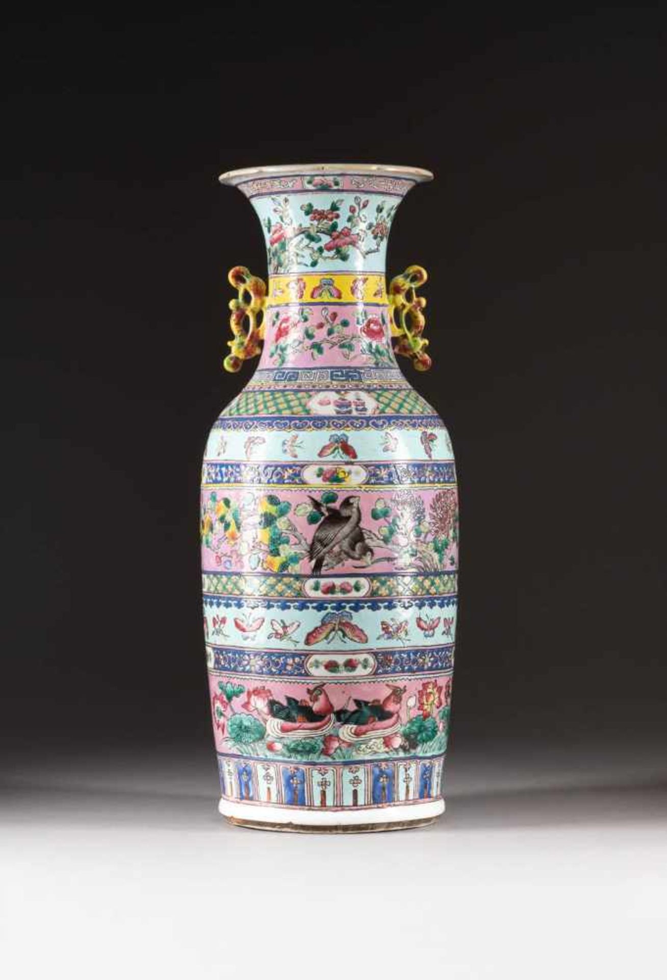 BODENVASE MIT FLORAL- UND VOGELDEKOR China, 19. Jh. Porzellan, polychrome Aufglasurbemalung. H. 61,5