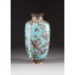 CLOISONNÉ-VASE Japan, um 1900 Email-Cloisonné. H. 31 cm. Vierpassiger Korpus, mit