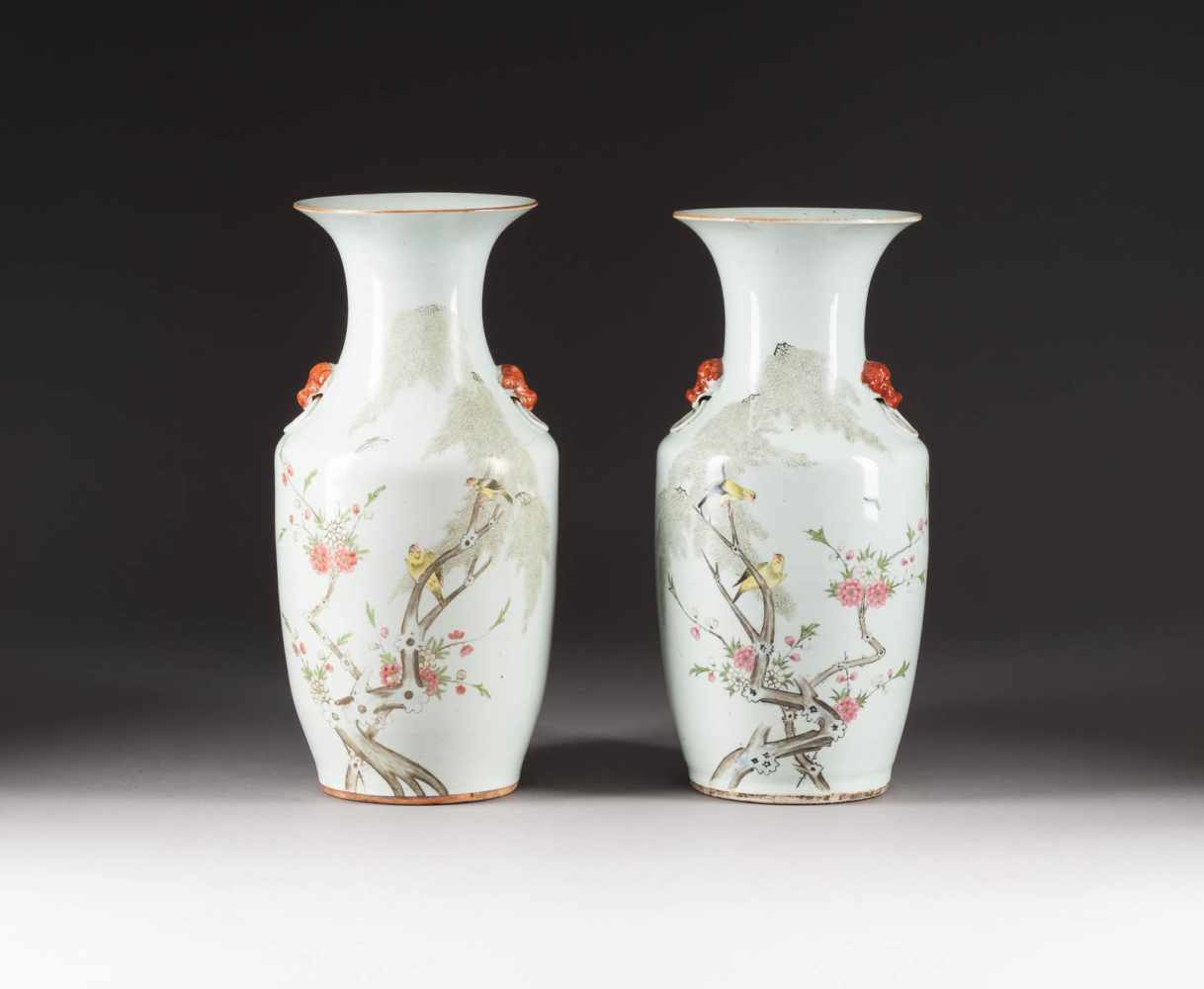 PAAR BALUSTERVASEN MIT GARTENSZENE China, um 1900 Porzellan, polychrome Aufglasurbemalung. H. 42,1