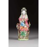 GUANYIN-DARSTELLUNG China, Anfang 20. Jh. Porzellan, polychrome Aufglasurbemalung. H. 24,2 cm. Part.