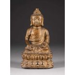 SITZENDER BUDDHA SHAKYAMUNI AUF DOPPELLOTUS China, Ming-Dynastie, 16. Jh. Bronze, Gold gefasst. H.