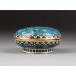 CLOISONNÉ-DECKELDOSE China, Qing-Dynastie Email-Cloisonné. H. 5,6 cm, D. 9,7 cm. Part. min. best.,