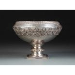 GROSSE FUSSSCHALE Indien, Chennai (Madras), Peter Nicholas Orr, um 1900 Silber. H. 16,5 cm, 731 g.