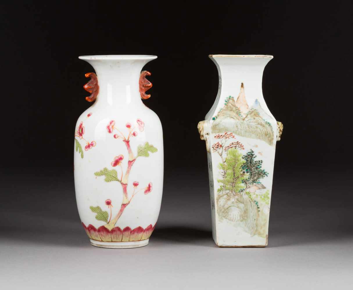 ZWEI KLEINE VASEN China, um 1900 Porzellan, polychrome Aufglasurbemalung. H. 22,5 cm-22,6 cm.