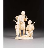 FIGURENGRUPPE: FÖRSTER UND KNABE Japan, spätes 19. Jh. Elfenbein. H. 16,2 cm. Im Boden gemarkt '