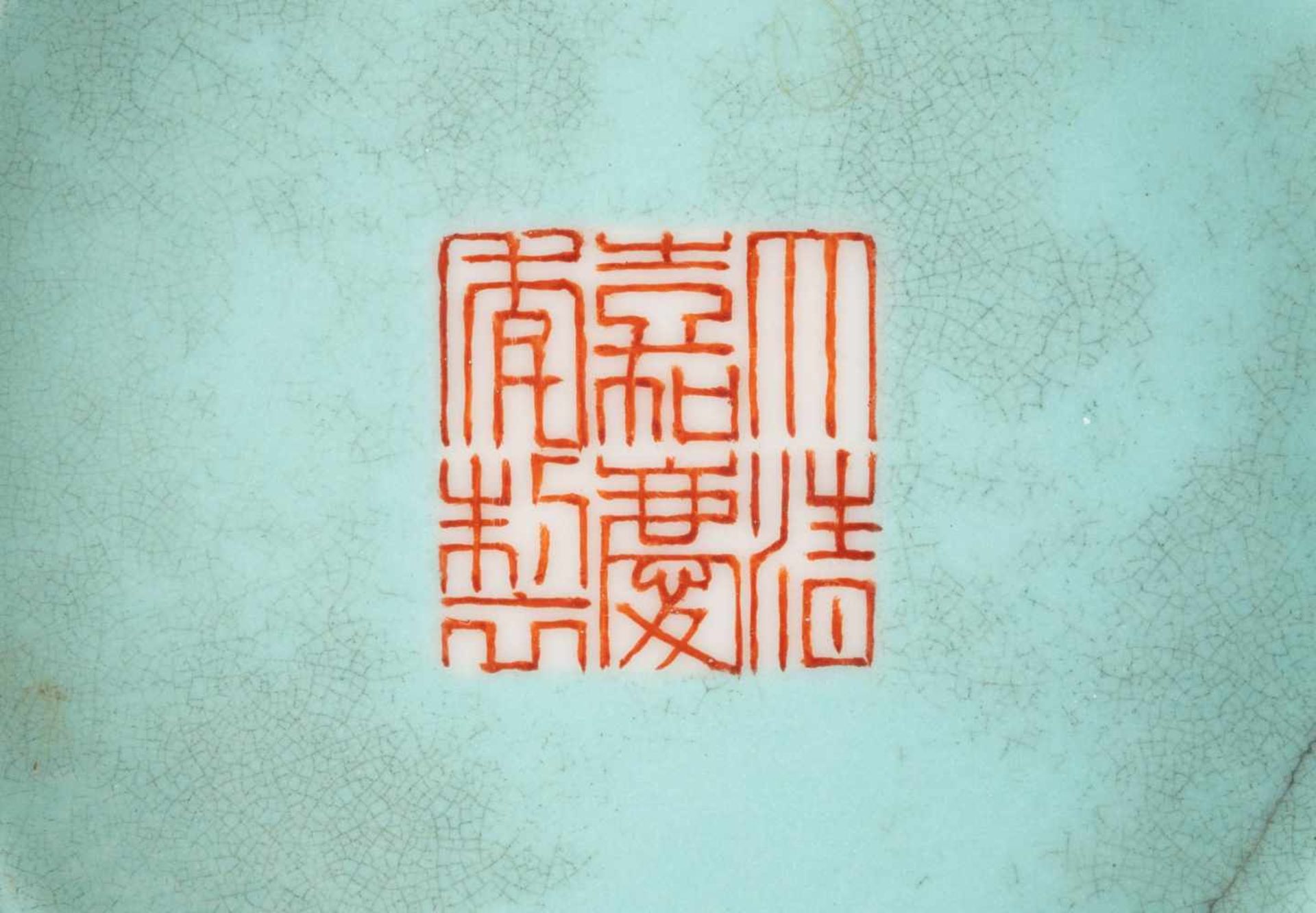 FAMILLE ROSE-TEEKANNE China, 19. Jh. Porzellan, polychrome Aufglasurbemalung, Goldstaffage. H. 11, - Bild 2 aus 2
