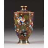 CLOISONNÉ-VÄSCHEN China, um 1900 Polychromes Email-Cloisonné. H. 15,4 cm. Sechspassiger Korpus,