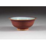 KLEINE TEESCHALE China, 19./20. Jh. Keramik, rot-blaue Glasur, part. craqueliert. H. 4,8 cm, D. 10,5
