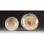 ZWEI SELANDON-SCHALEN China, 16./17. Jh. Keramik, craquelierte Glasur. D. 18,5 cm-24,2 cm. Eine