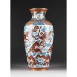 GROßE CLOISONNÉ-VASE MIT DRACHENDEKOR Japan, um 1900 Polychromes Email-Cloisonné. H. 53 cm. Zwölf