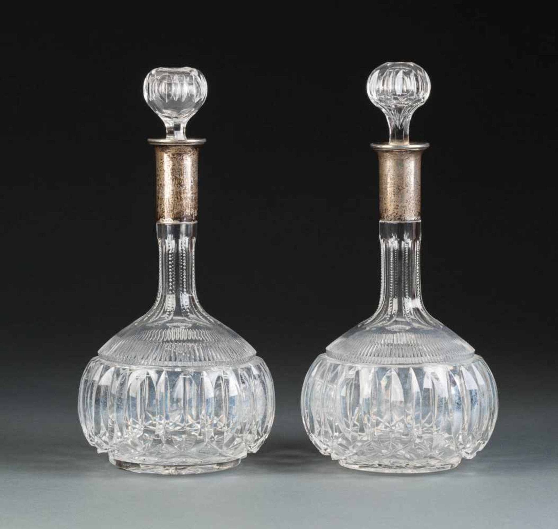 PAAR KARAFFEN Heilbronn, Adolf Mogler, um 1920 Silber, farbloses, schliffverziertes Kristallglas. H.
