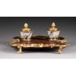 ELEGANTES SCHREIBSET England, Ende 19. Jh. Mahagoni, furniert, Bronze, vergoldet, Porzellan. L. 25