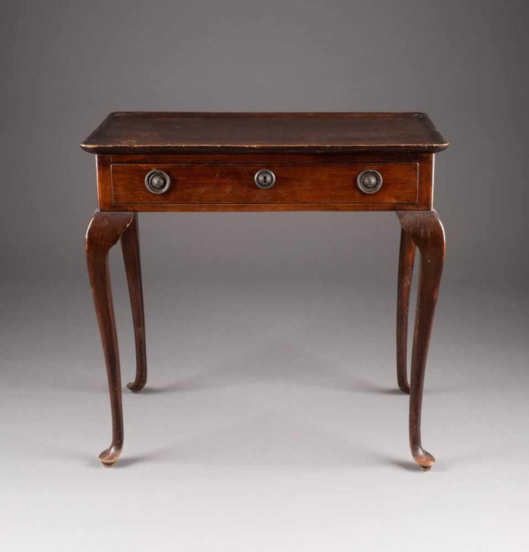 GEORGE III.- TEA TABLE England, um 1800 Wohl Nussbaum, dunkel gebeizt. H. 74 cm, B. 76 cm, T. 47 cm.
