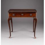 GEORGE III.- TEA TABLE England, um 1800 Wohl Nussbaum, dunkel gebeizt. H. 74 cm, B. 76 cm, T. 47 cm.