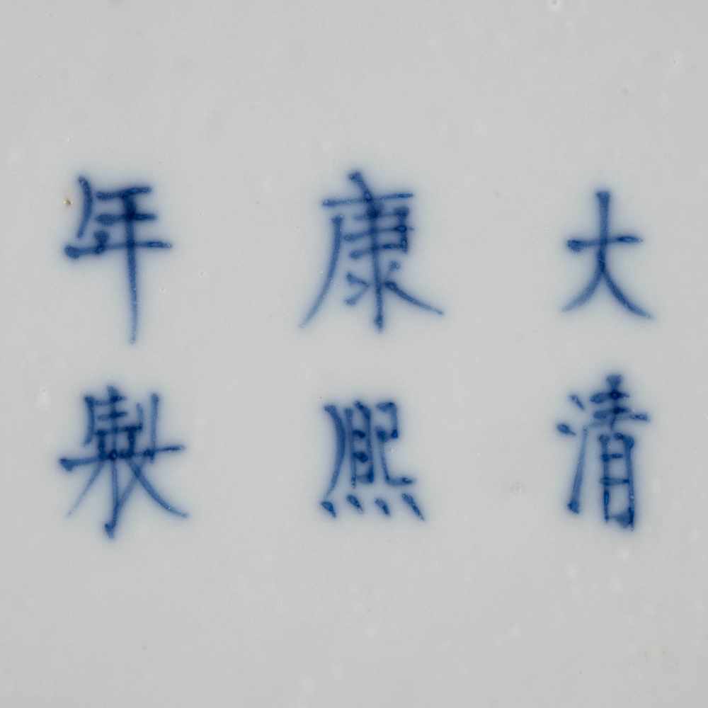 MEIPING-VASE MIT KIRSCHBLÜTENDEKOR China, 19. Jh. Porzellan, unterglasurblauer Dekor. H. 30,8 cm. Im - Image 2 of 2