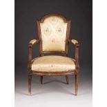 KLASSIZISTISCHES FAUTEUIL Frankreich, um 1785 Nussbaum, geschnitzt, dunkel gebeizt. H. 91 cm, B.