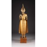 GROßER STEHENDER BUDDHA Thailand, 18./19. Jh. Bronze, vergoldet. H. ca. 144 cm (Figur), Ges.-H.