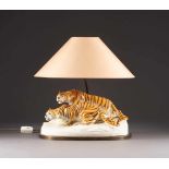 LAMPE MIT LAUERNDEM TIGERPAAR Böhmen, Hegewald, nach Entwurf von Adolf Persch, 1. Hälfte 20. Jh.