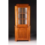 BIEDERMEIER-AUFSATZECKSCHRANK Deutsch, um 1820/ 1830 Kirsche, furniert. H. 187 cm, B. 78 cm, T. 55