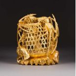 HUMMERKORB China, 1. Hälfte 20. Jh. Holz, geschnitzt, Goldstaffage. H. 27,5 cm. Min. besch., min.