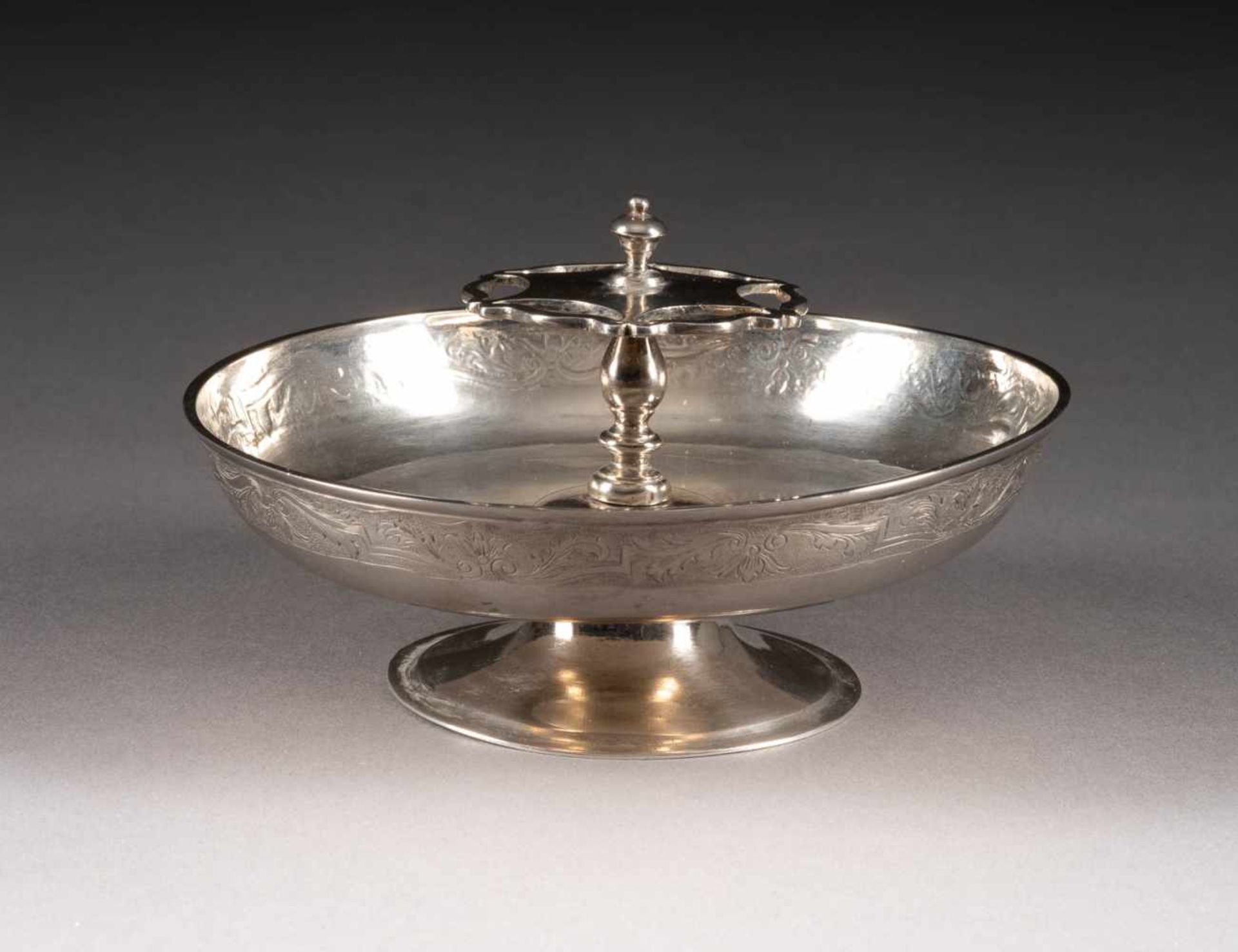 ZUCKERSCHALE MIT LÖFFELHALTER Düsseldorf, 1713 Silber, getrieben. H. 7,5 cm, 178 g. Punziert mit