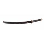 KATANA: JAPANISCHES SCHWERT Japan, um 1900 Stahl, Holz. L. ca. 74 cm. Tsuba mit reliefiertem