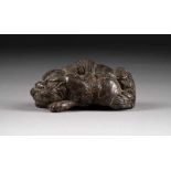 LIEGENDER FO-HUND China, wohl Ming-Dynastie Bronze, braun patiniert. H. 4 cm, L. 7,5 cm. Min. best.,