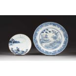 ZWEI SCHALEN MIT LANDSCHAFTLICHEM DEKOR China, um 1800 Porzellan, unterglasurblaue Malerei. D. 22,