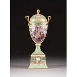 DECKELPOKAL IM WIENER STIL Frankreich, 2. Hälfte 19. Jh. Porzellan, polychrome Malerei,