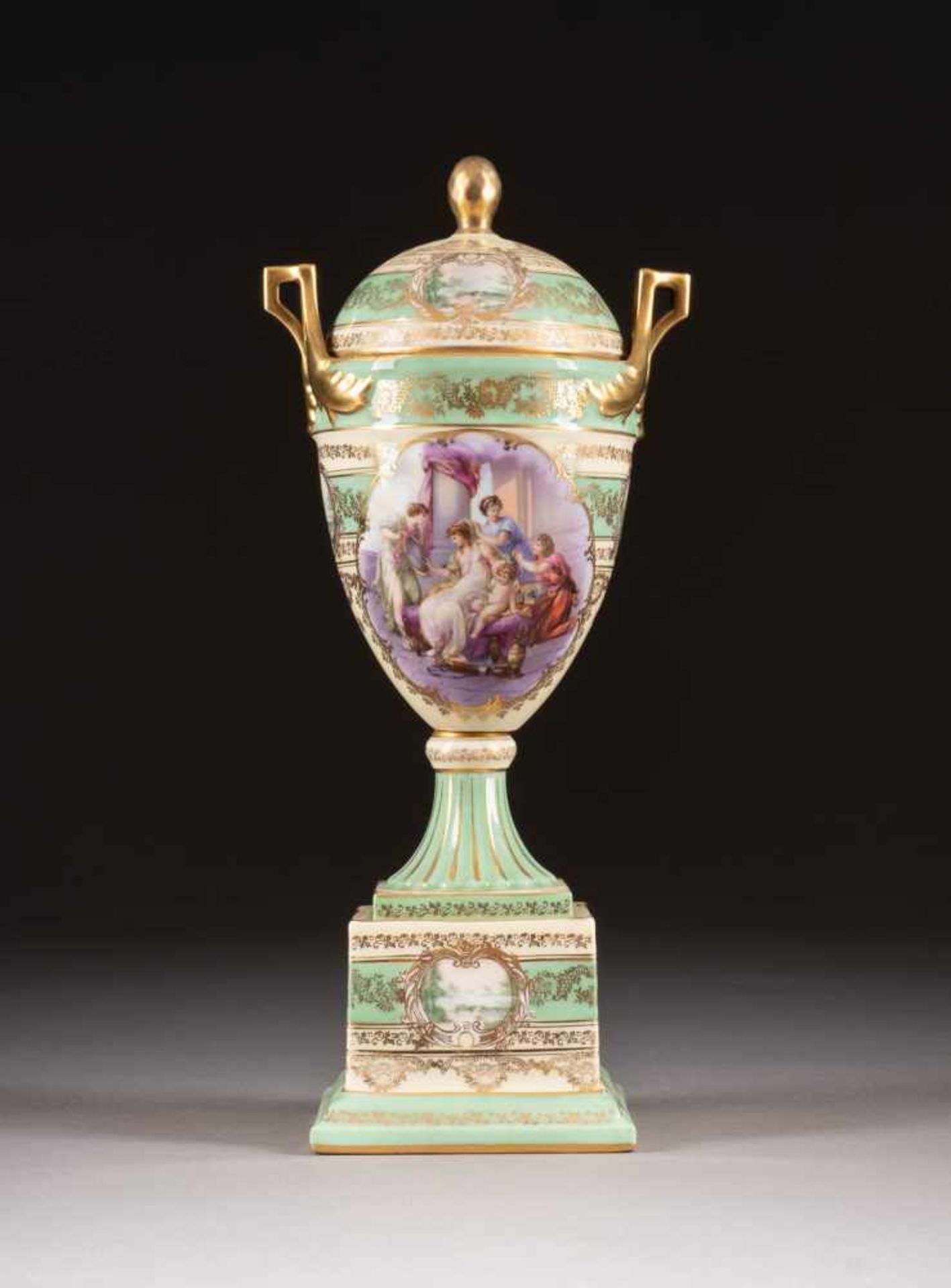 DECKELPOKAL IM WIENER STIL Frankreich, 2. Hälfte 19. Jh. Porzellan, polychrome Malerei,